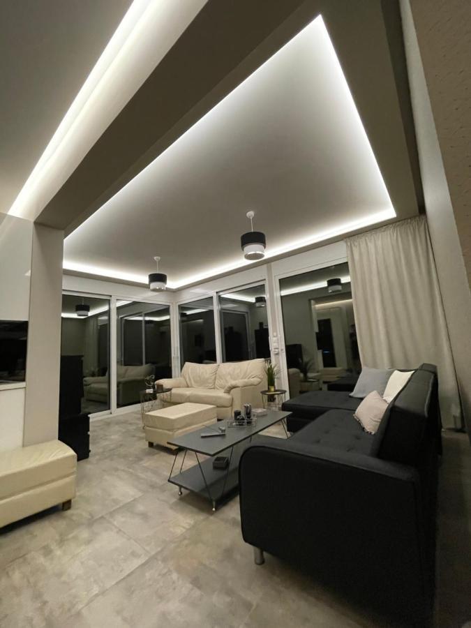 Kapsalakis Penthouse Apartment *